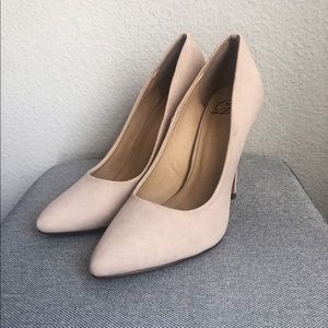 Heart in D | Nude Suede Pumps